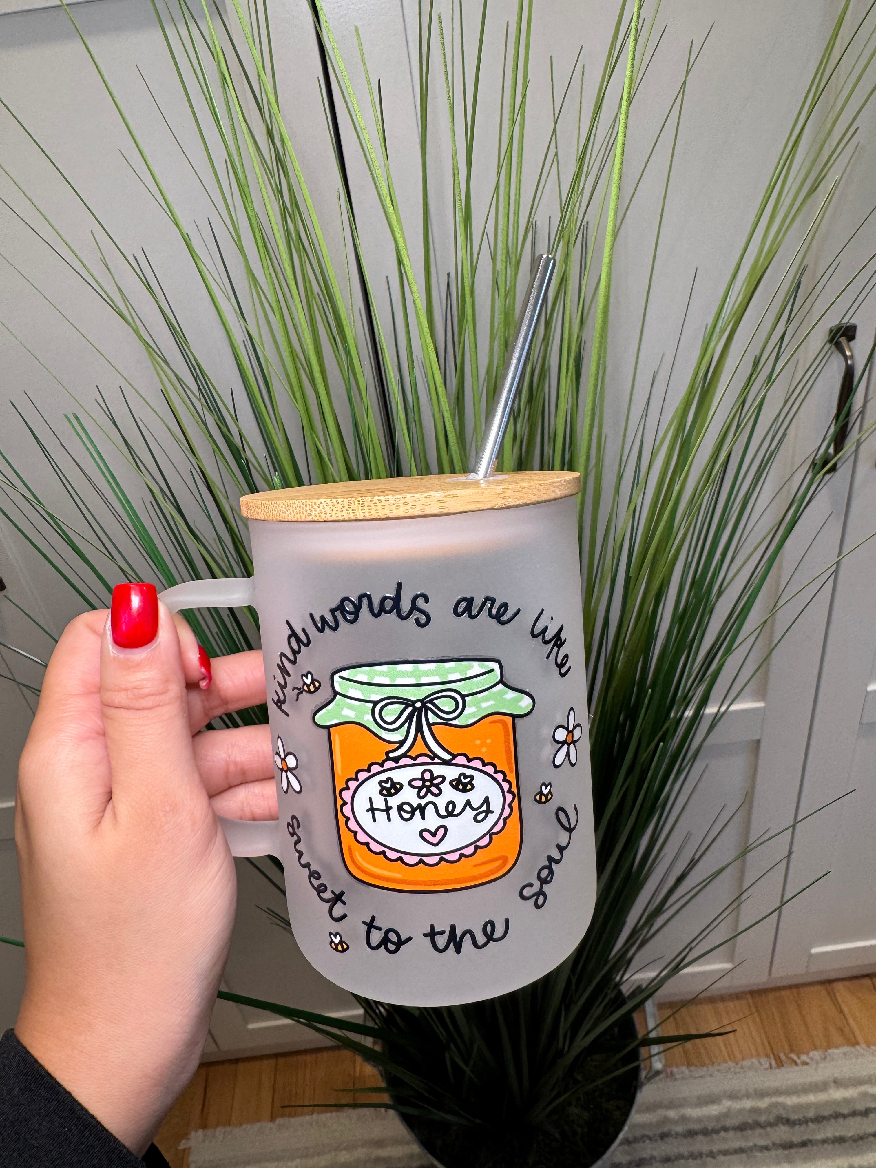 Kind words are like sweet honey to the soul - Glass Mug with Lid – Glass mug with wooden lid and metal straw