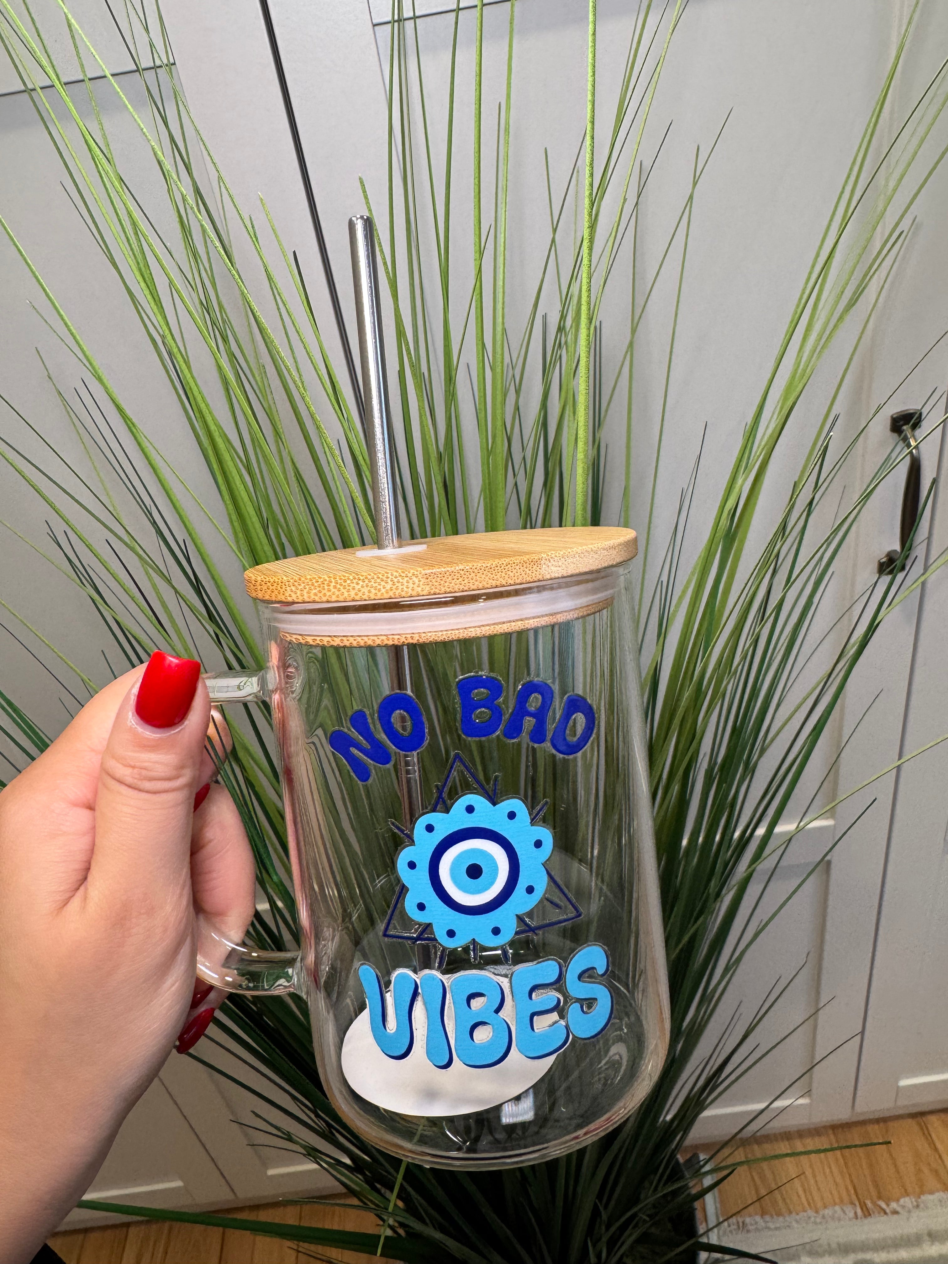 No bad vibes - Glass Mug with Lid – Glass mug with wooden lid and metal straw