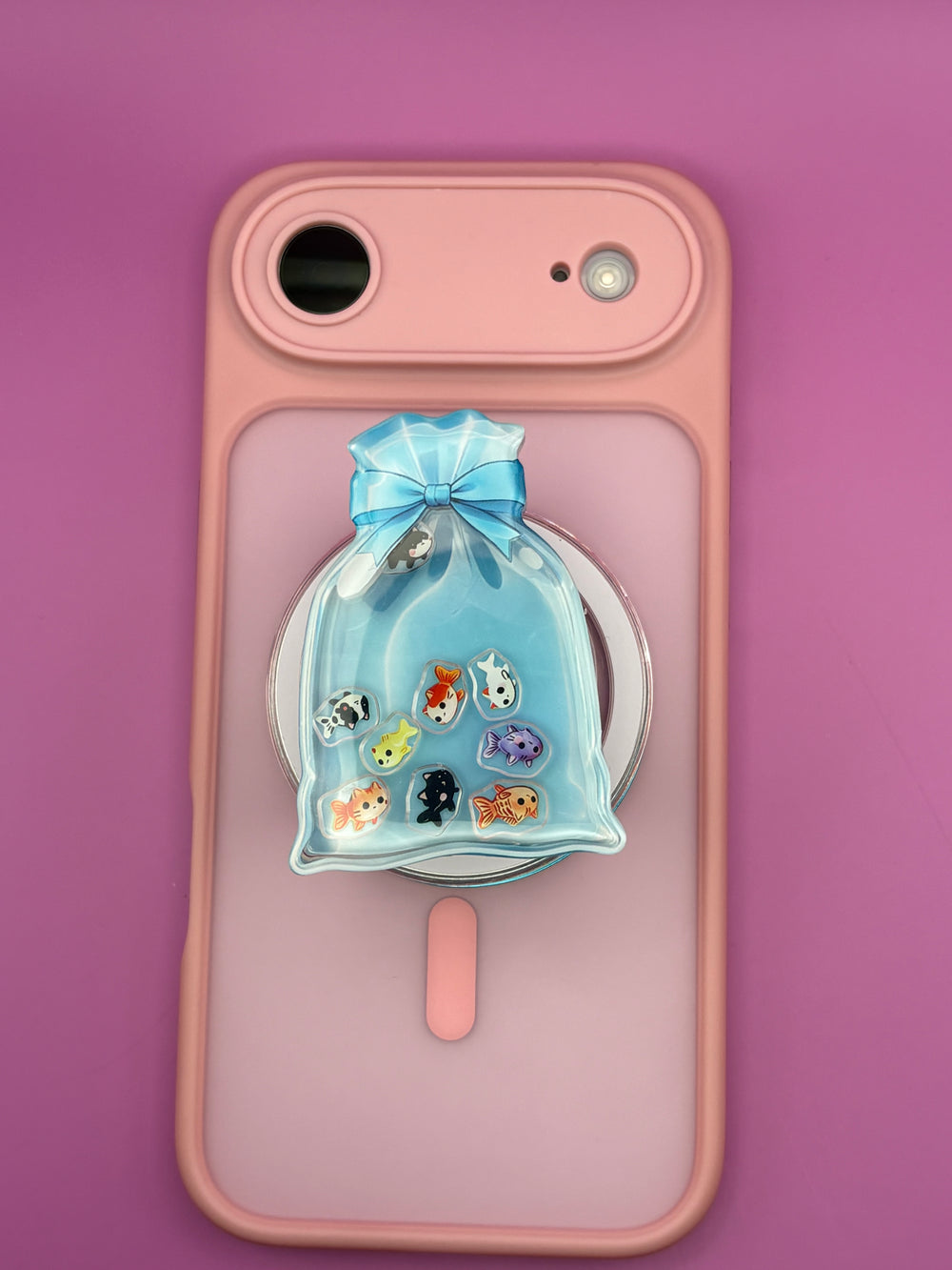 "Bag of Fish" Phone & E-Reader Shaker MagSafe Grip